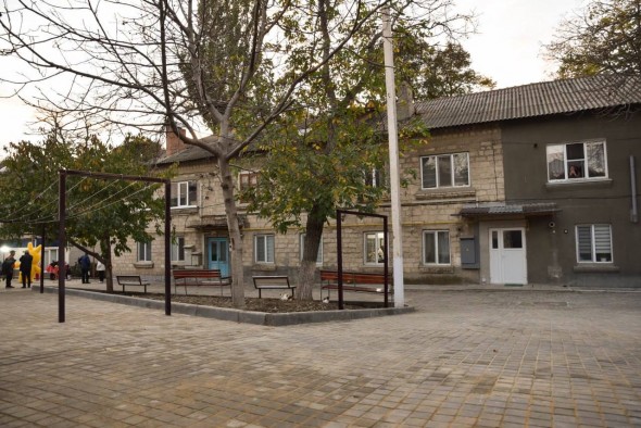 FOTO // Încă o curte de bloc din Orhei a fost dată în exploatare după ample lucrări de reparație