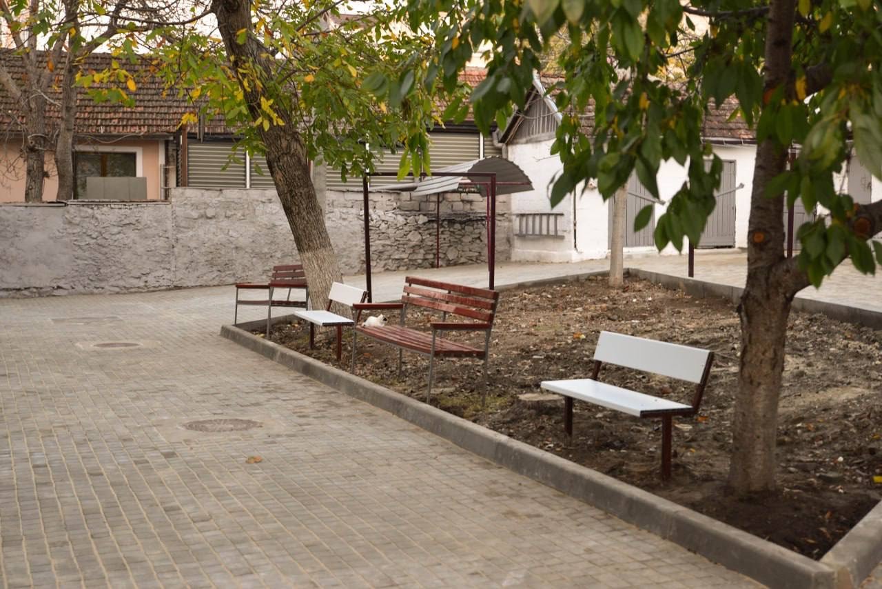 FOTO // Încă o curte de bloc din Orhei a fost dată în exploatare după ample lucrări de reparație