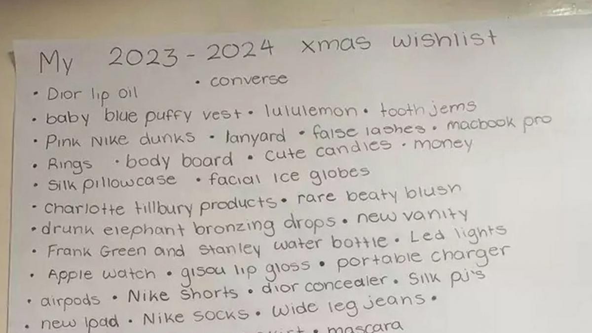 „Ulei de buze Dior, Nike Dunks, gene false, Macbook Pro, bani, parfum Gucci, Apple airpods, corector Dior”. Scrisoarea unei fetițe de 13 ani, către Moș Crăciun