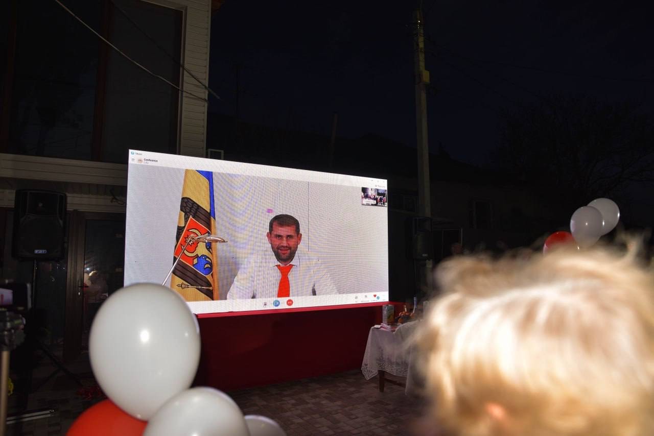 FOTO // Încă o curte de bloc din Orhei a fost dată în exploatare după ample lucrări de reparație
