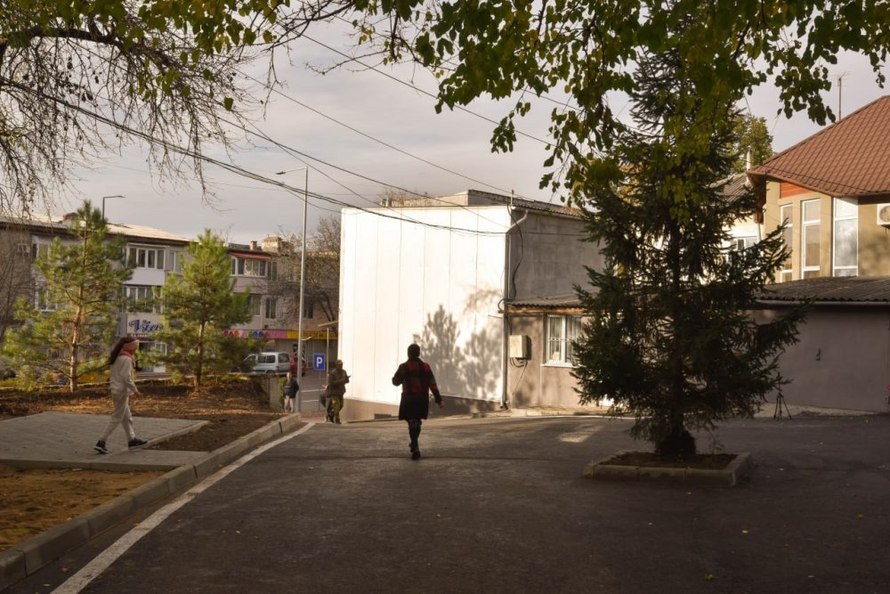 FOTO // O altă curte din Orhei, reparată capital și amenajată de oamenii lui Șor
