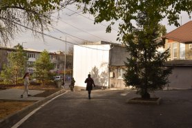 FOTO // O altă curte din Orhei, reparată capital și amenajată de oamenii lui Șor