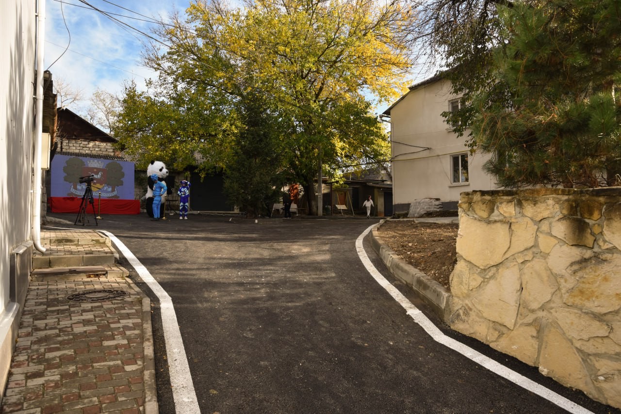 FOTO // O altă curte din Orhei, reparată capital și amenajată de oamenii lui Șor
