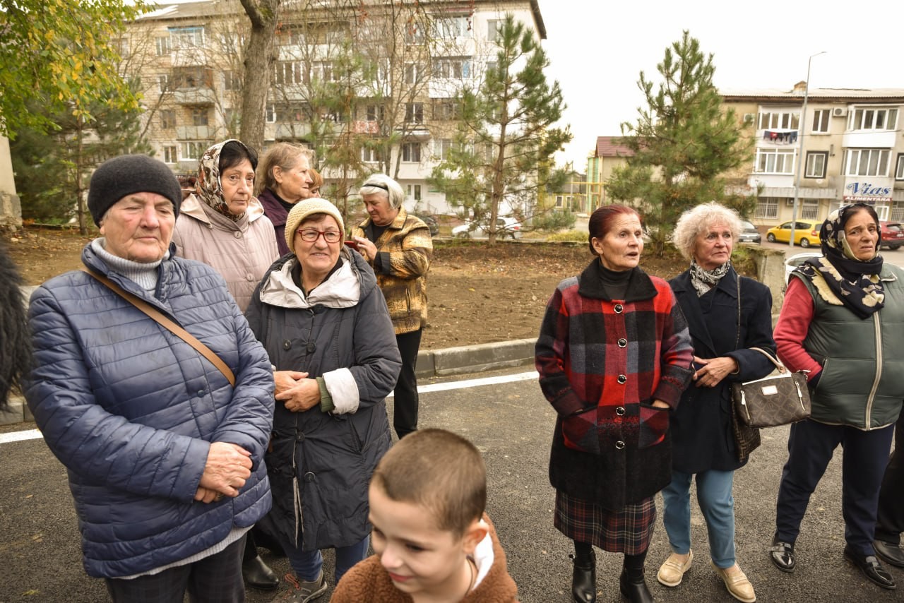 FOTO // O altă curte din Orhei, reparată capital și amenajată de oamenii lui Șor