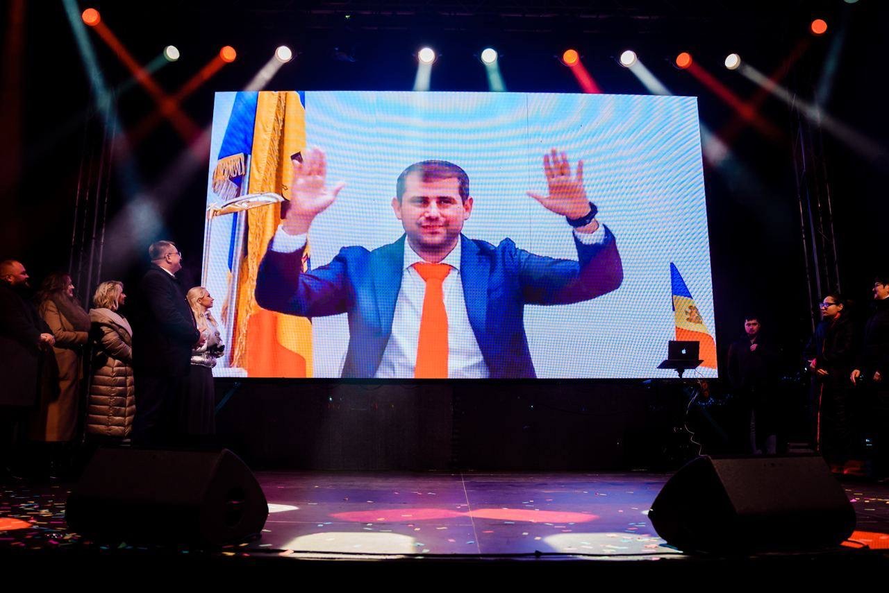 FOTO // Seară de neuitat pentru locuitorii și oaspeții din Bălți: Concert grandios prin care s-a dat startul sărbătorilor de iarnă