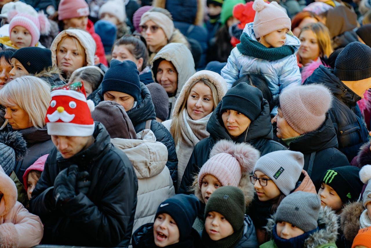 FOTO // Seară de neuitat pentru locuitorii și oaspeții din Bălți: Concert grandios prin care s-a dat startul sărbătorilor de iarnă