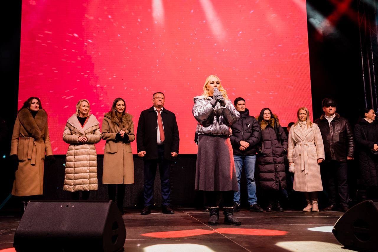 FOTO // Seară de neuitat pentru locuitorii și oaspeții din Bălți: Concert grandios prin care s-a dat startul sărbătorilor de iarnă