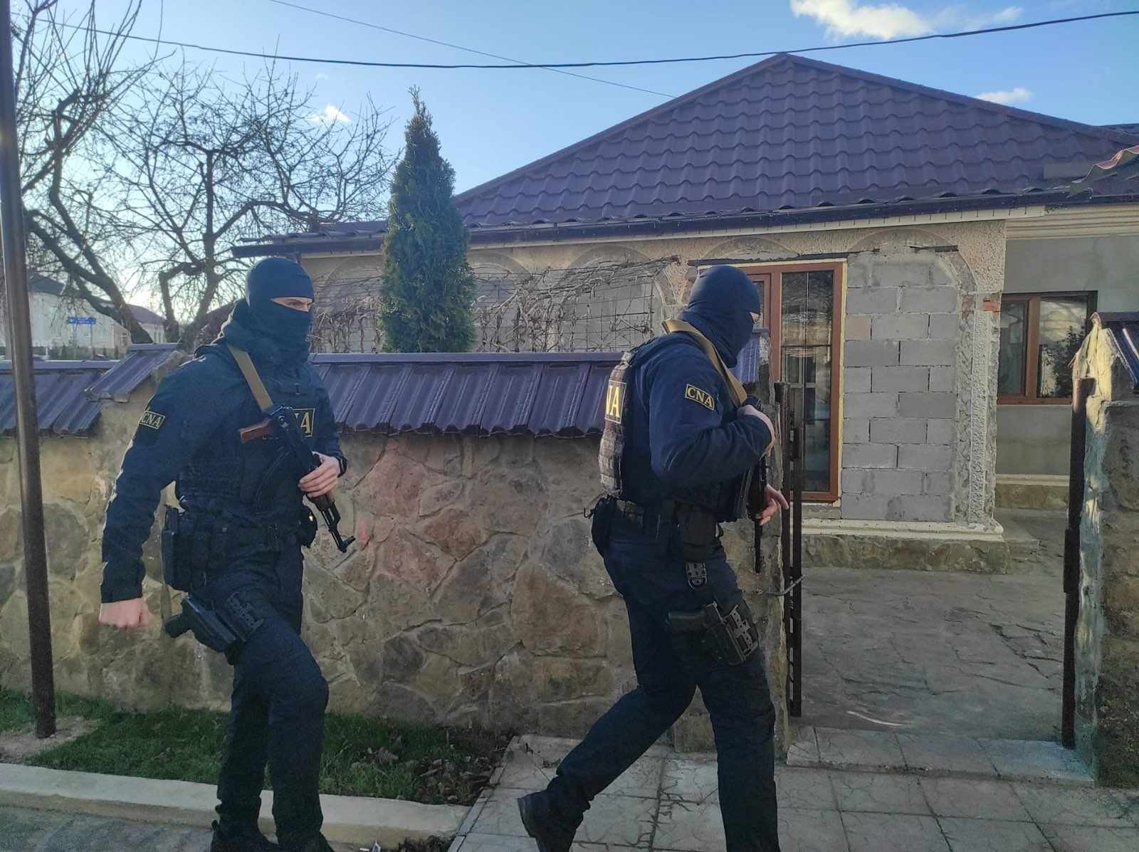 FOTO // Percheziții într-un dosar de spălare de bani. Un grup criminal organizat ar fi operat tranzacții suspecte, introducând în țară mii de euro și dolari