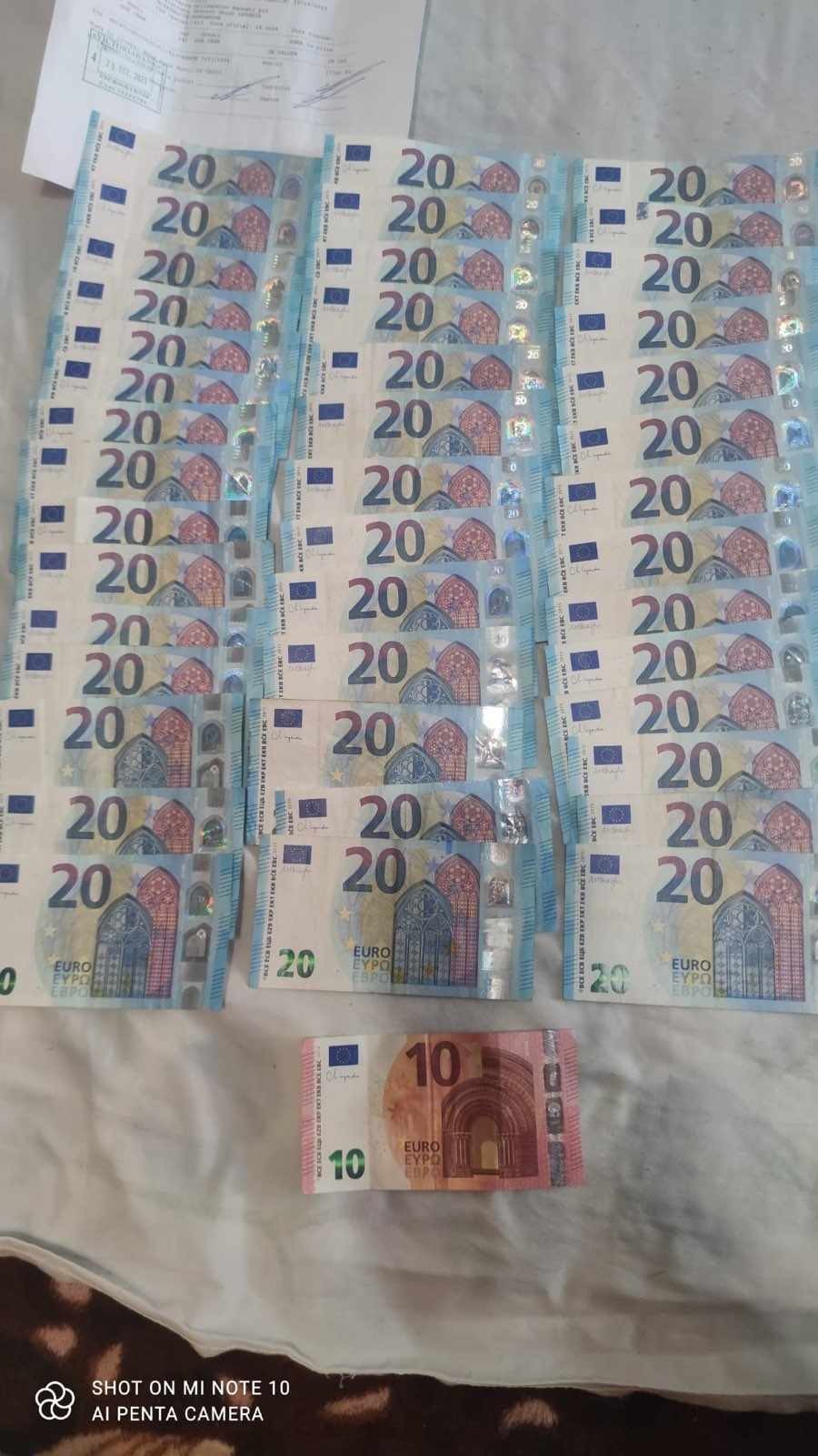 FOTO // Percheziții într-un dosar de spălare de bani. Un grup criminal organizat ar fi operat tranzacții suspecte, introducând în țară mii de euro și dolari