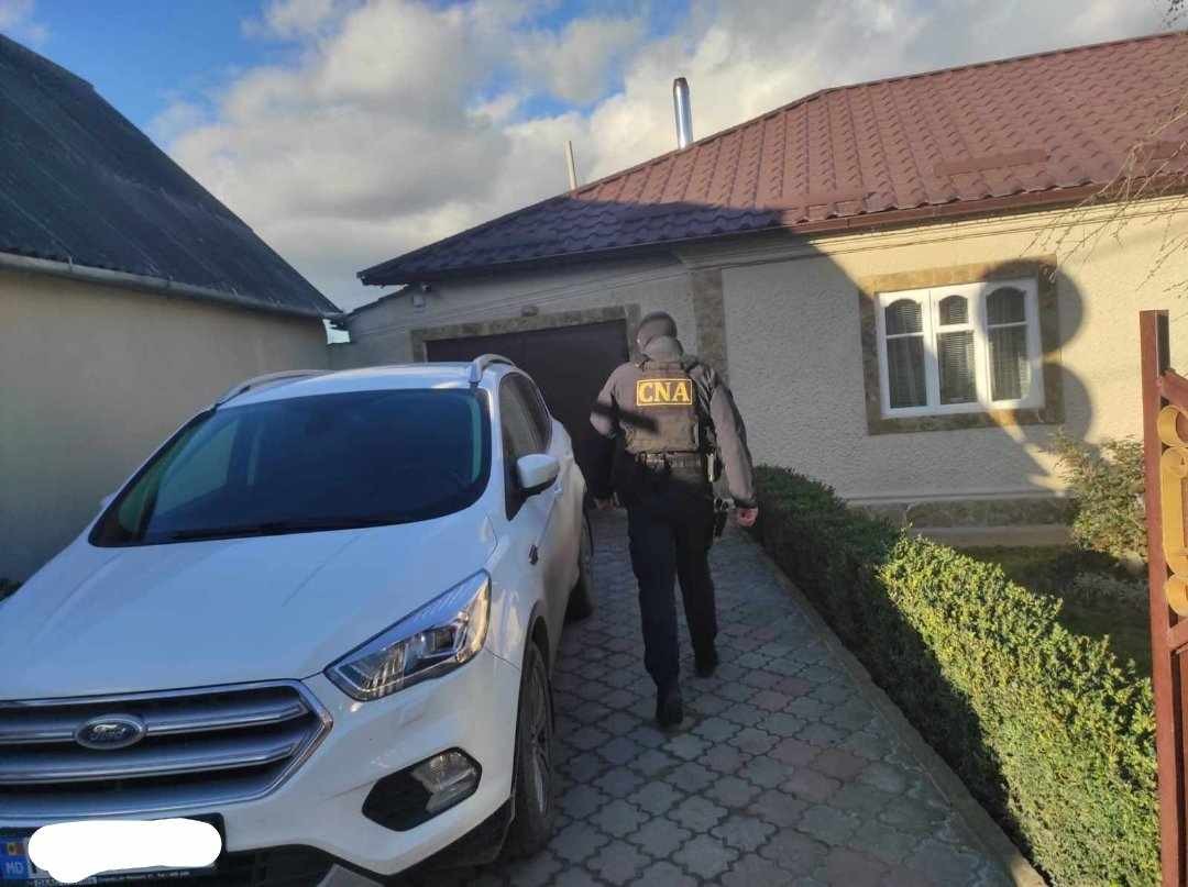 FOTO // Percheziții într-un dosar de spălare de bani. Un grup criminal organizat ar fi operat tranzacții suspecte, introducând în țară mii de euro și dolari