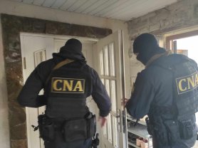 FOTO // Percheziții într-un dosar de spălare de bani. Un grup criminal organizat ar fi operat tranzacții suspecte, introducând în țară mii de euro și dolari