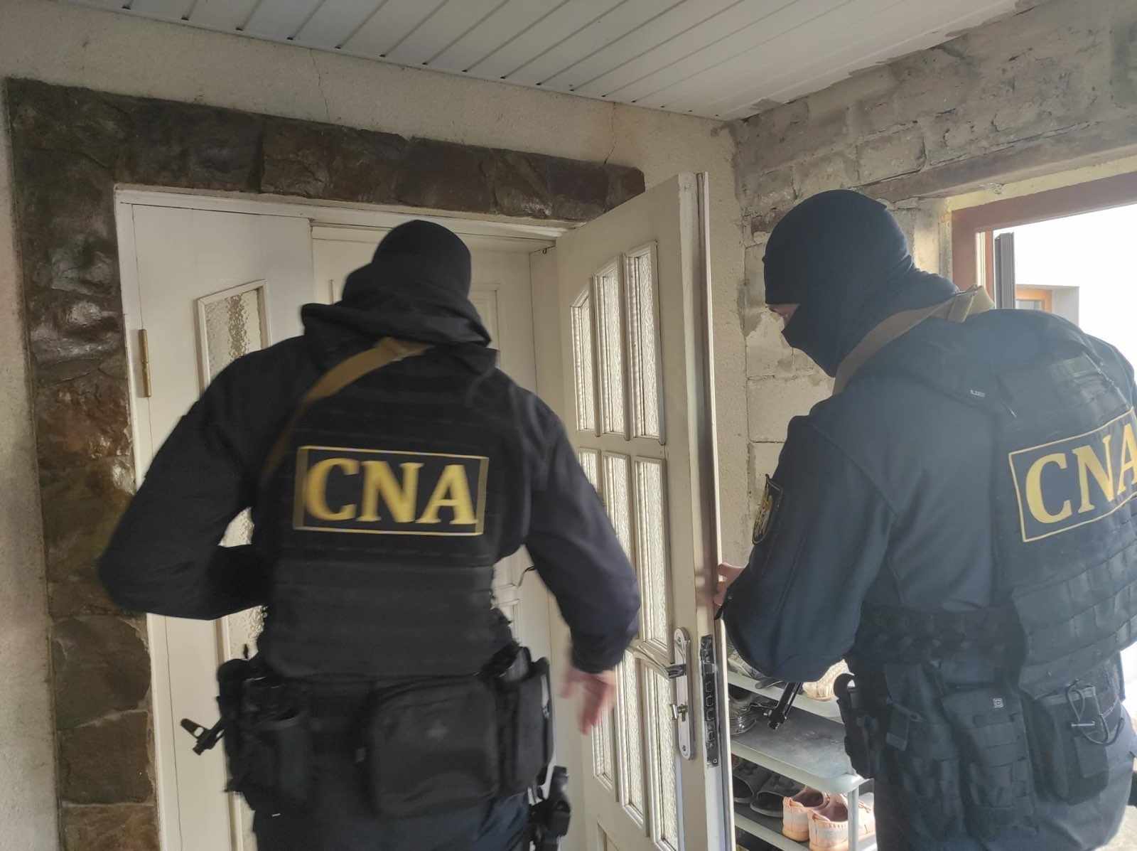 FOTO // Percheziții într-un dosar de spălare de bani. Un grup criminal organizat ar fi operat tranzacții suspecte, introducând în țară mii de euro și dolari