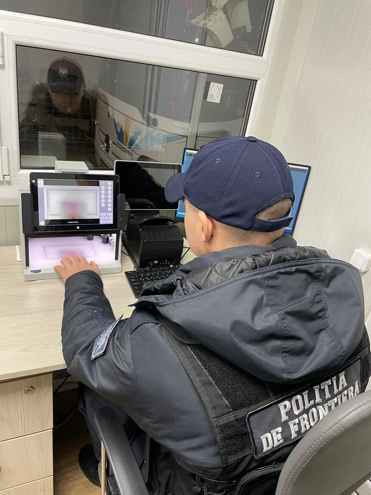 Sute de euro pentru două permise de conducere falsificate. Actele au fost ridicate la trecerea frontierei