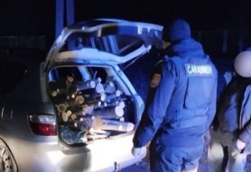 FOTO // Moldovenii îngheață în case. Un bărbat a fost prins cu mașina plină cu lemne