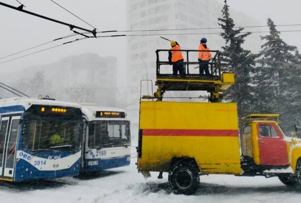 ULTIMA ORĂ // Din cauza ninsorilor, transportul public a fost sistat