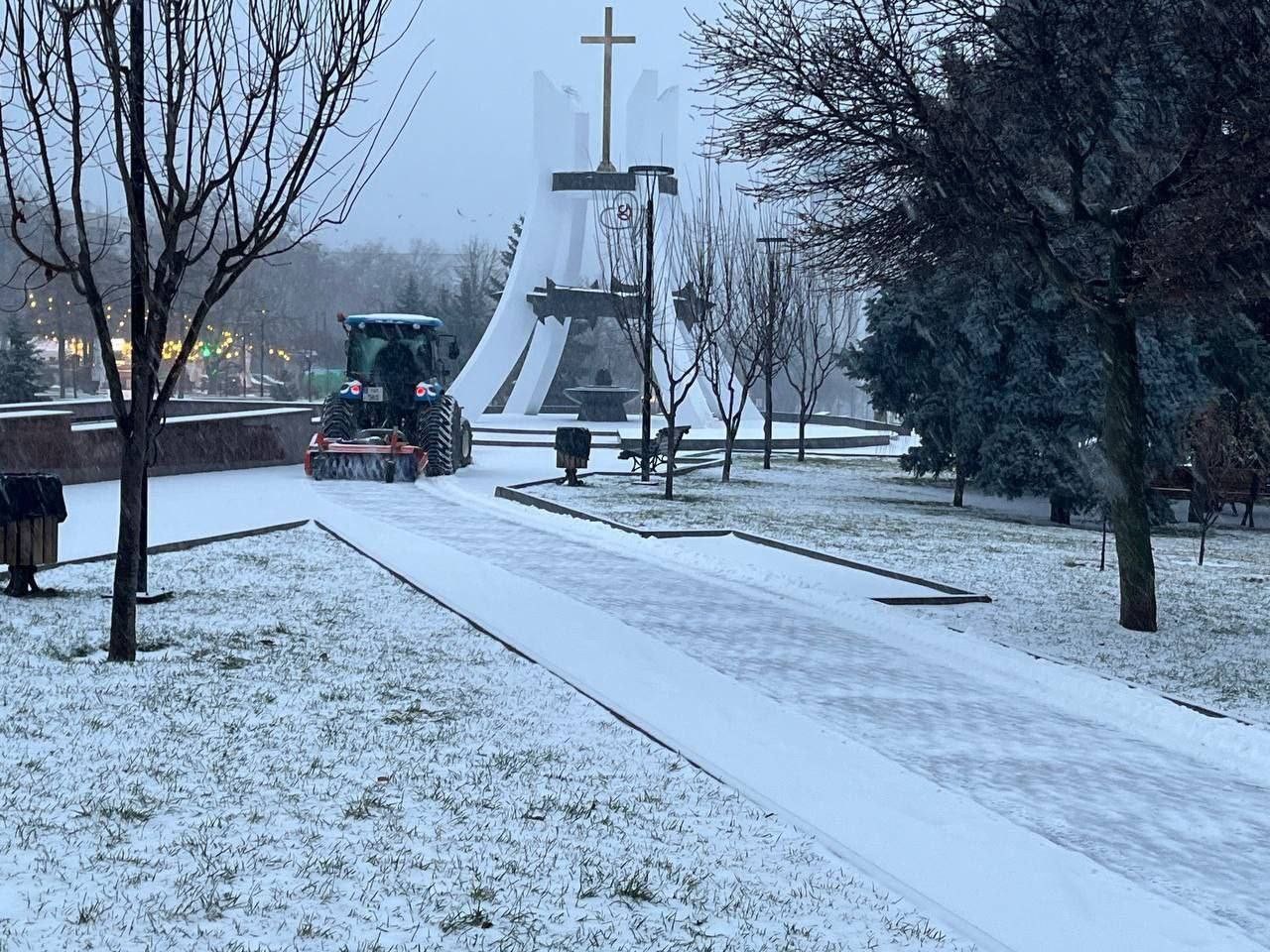 FOTO // Chișinău: Autoritățile locale susțin că au intervenit în toate sectoarele pentru a deszăpezi căile de acces pentru locuitori