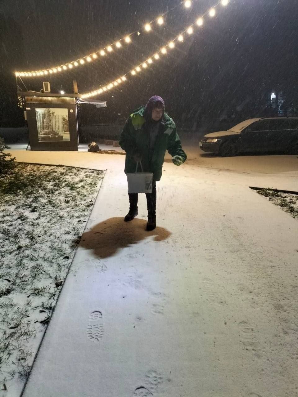 FOTO // Chișinău: Autoritățile locale susțin că au intervenit în toate sectoarele pentru a deszăpezi căile de acces pentru locuitori