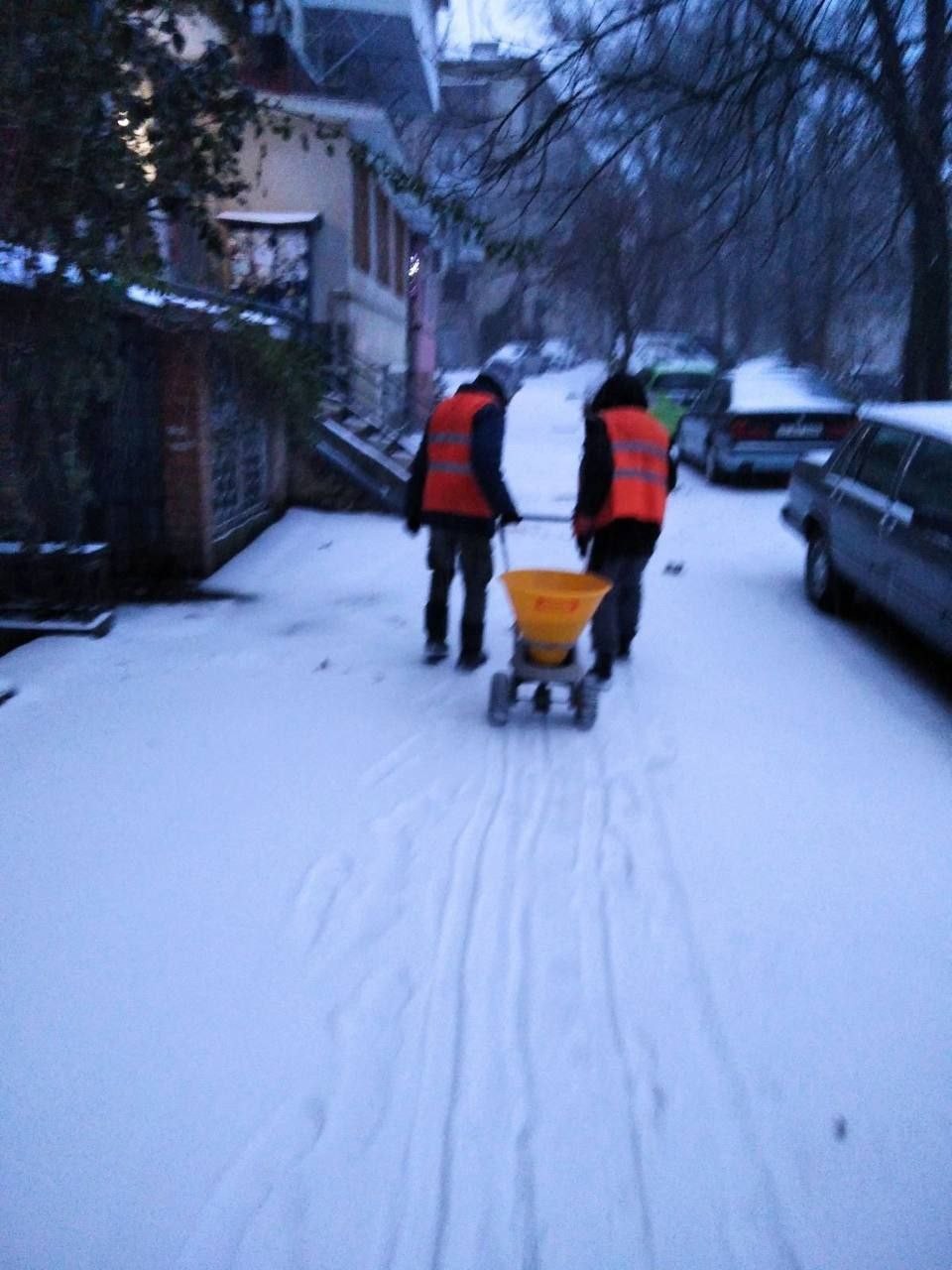 FOTO // Chișinău: Autoritățile locale susțin că au intervenit în toate sectoarele pentru a deszăpezi căile de acces pentru locuitori