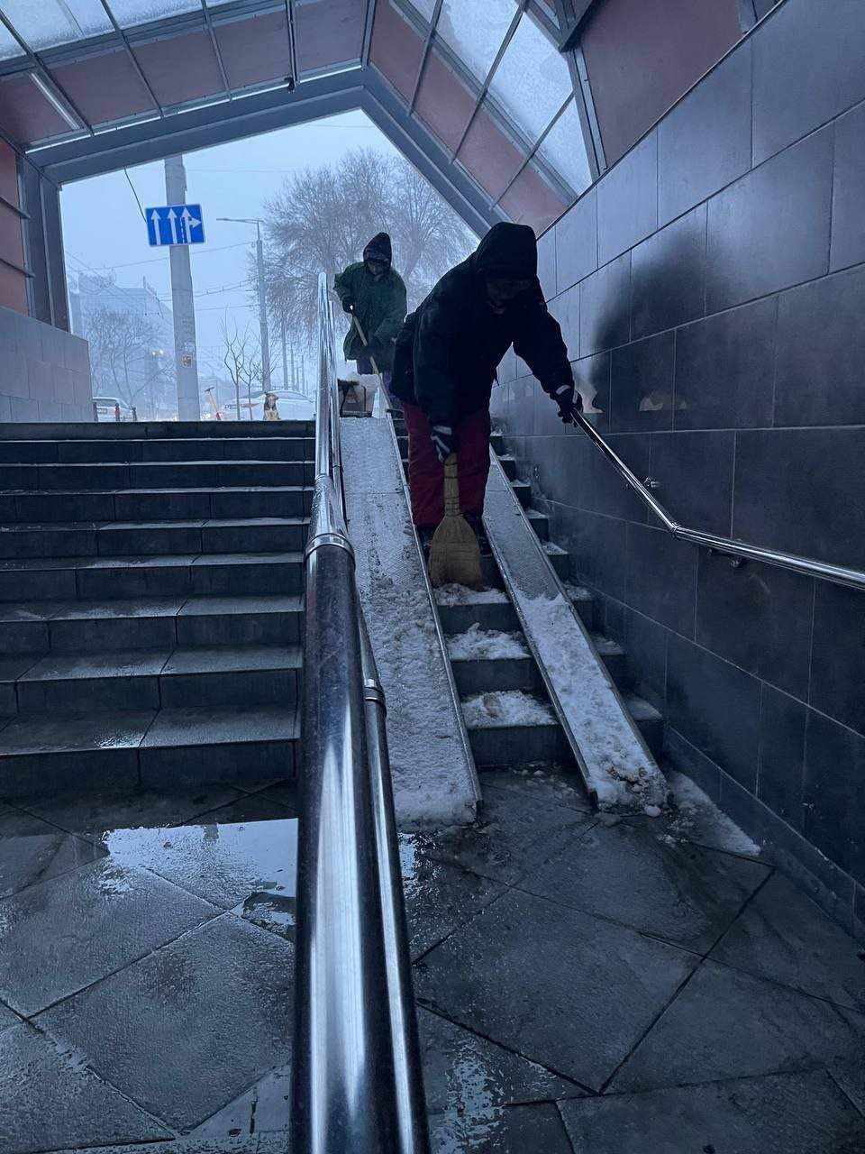 FOTO // Chișinău: Autoritățile locale susțin că au intervenit în toate sectoarele pentru a deszăpezi căile de acces pentru locuitori
