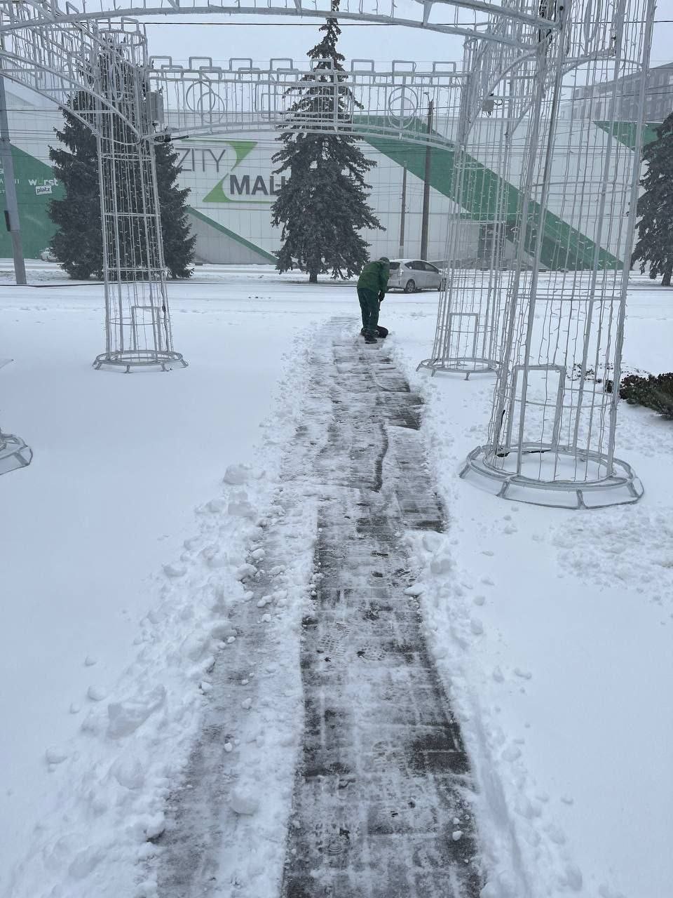 FOTO // Chișinău: Autoritățile locale susțin că au intervenit în toate sectoarele pentru a deszăpezi căile de acces pentru locuitori