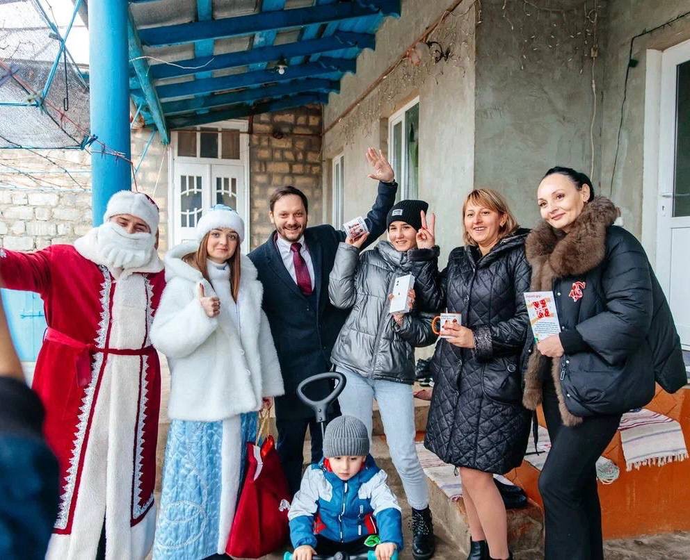 FOTO // Moș Crăciun a ajuns la copiii din Găgăuzia. Cei care au scris scrisori, au primit cadouri de la Șor și Guțul
