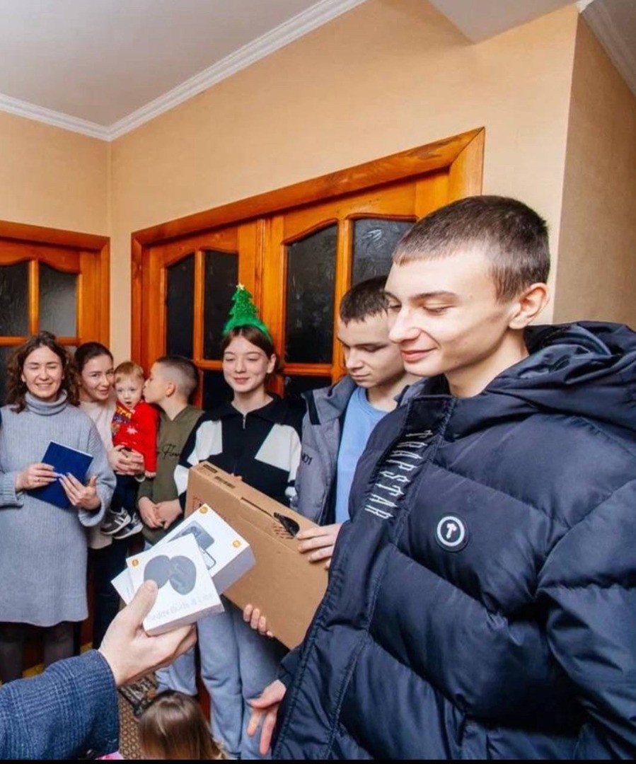 FOTO // Moș Crăciun a ajuns la copiii din Găgăuzia. Cei care au scris scrisori, au primit cadouri de la Șor și Guțul