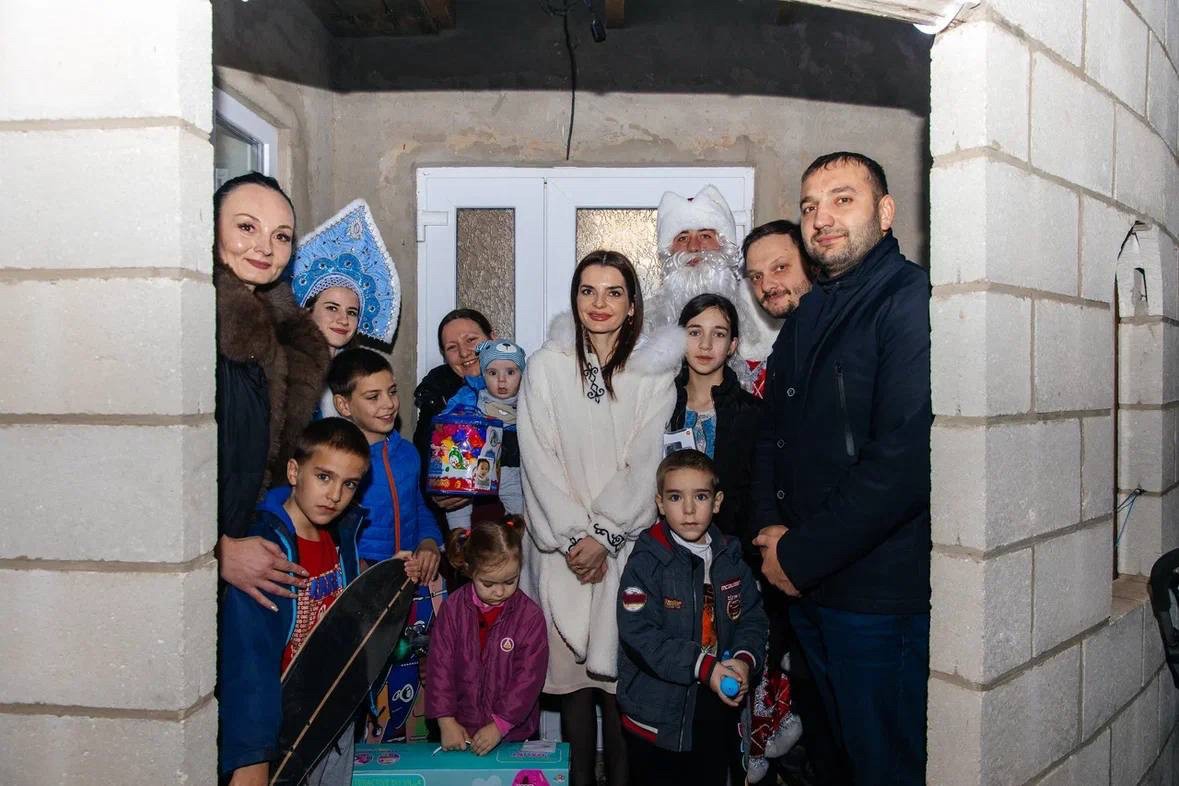 FOTO // Moș Crăciun a ajuns la copiii din Găgăuzia. Cei care au scris scrisori, au primit cadouri de la Șor și Guțul