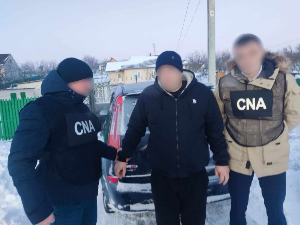 Un fost instructor auto, bănuit de primirea a 1000 de euro pentru perfectarea unui permis de conducere, reținut de CNA