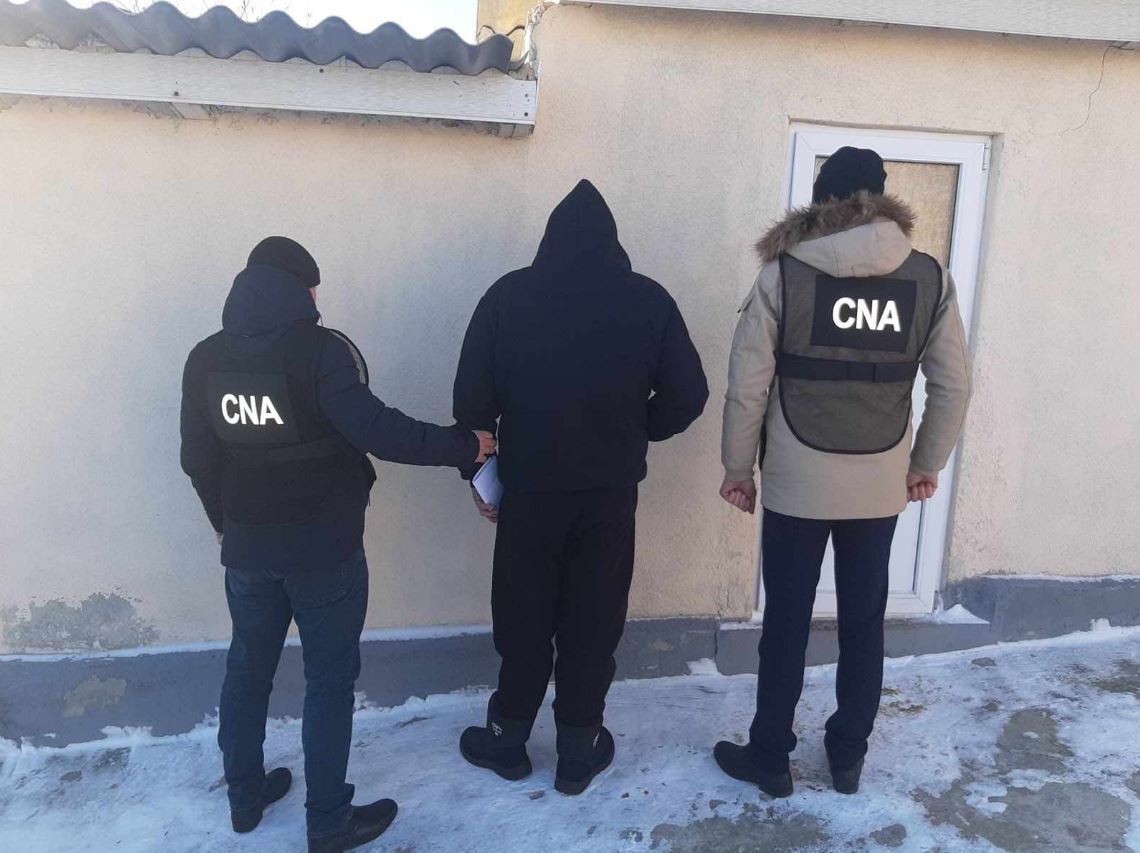 Un fost instructor auto, bănuit de primirea a 1000 de euro pentru perfectarea unui permis de conducere, reținut de CNA