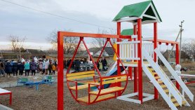 FOTO // Eveniment important pentru Taraclia. O stradă a fost reparată capital, iar în apropiere a fost construit un teren de joacă pentru copii