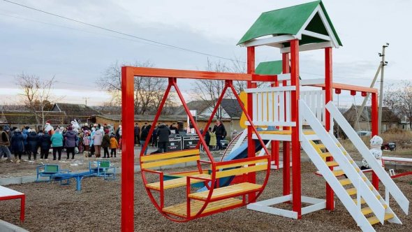 FOTO // Eveniment important pentru Taraclia. O stradă a fost reparată capital, iar în apropiere a fost construit un teren de joacă pentru copii