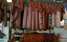 A furat 20 de batoane de cârnaț ascunse sub fustă. Ce le-a explicat oamenilor legii