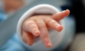 Terifiant // Un bebeluş de 11 luni a murit, după ce ar fi fost hrănit prea mult