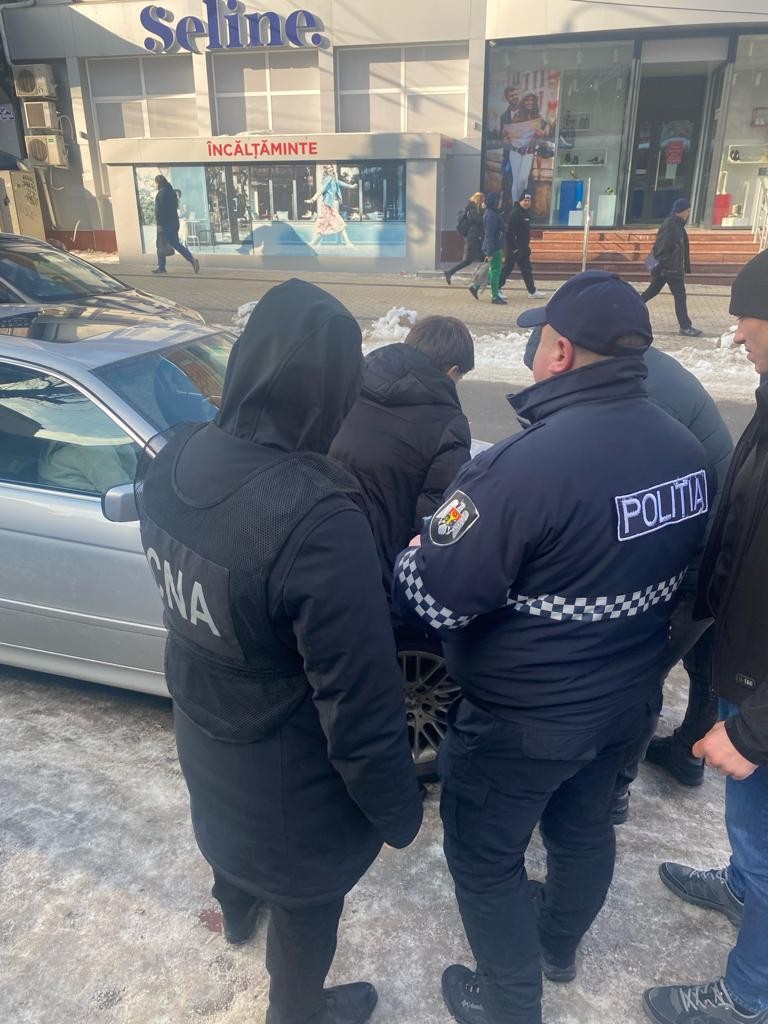 FOTO // Un polițist a fost reținut în flagrant de CNA la mai puțin de o oră după ce a fost denunțat la Linia Națională Anticorupție