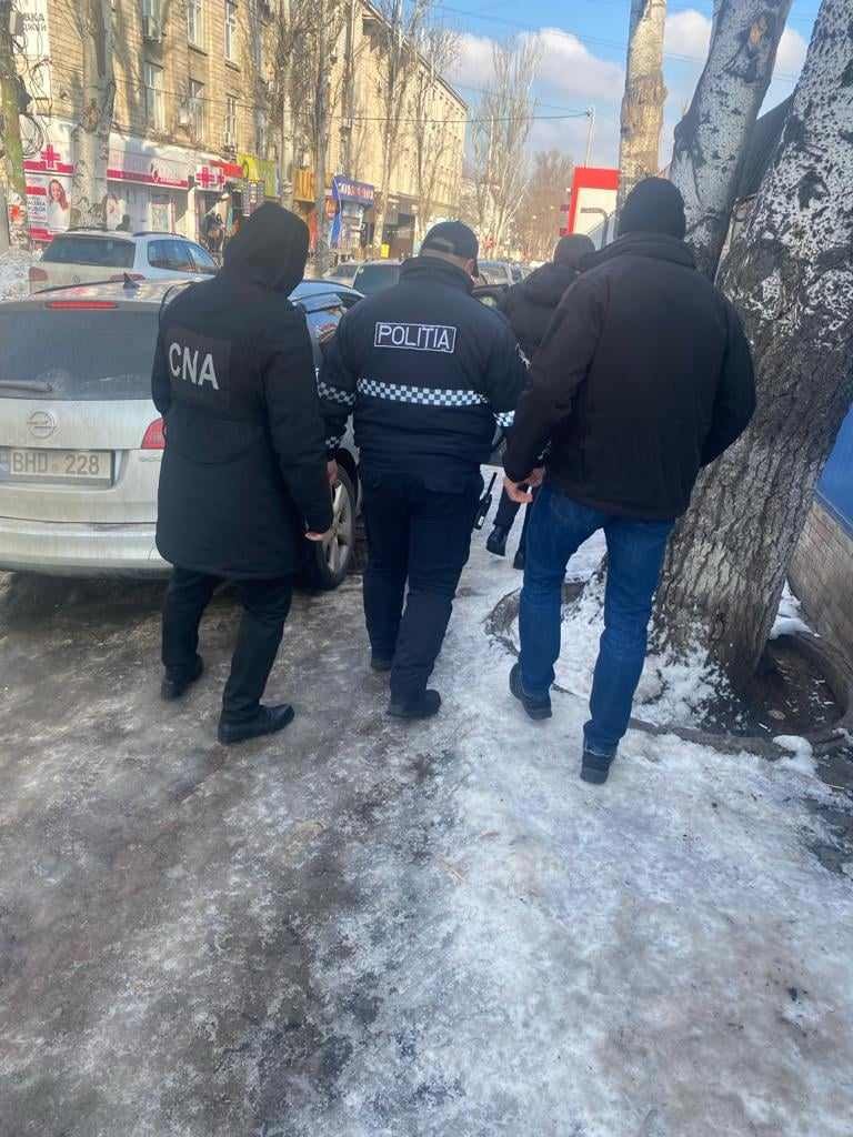 FOTO // Un polițist a fost reținut în flagrant de CNA la mai puțin de o oră după ce a fost denunțat la Linia Națională Anticorupție