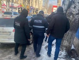 FOTO // Un polițist a fost reținut în flagrant de CNA la mai puțin de o oră după ce a fost denunțat la Linia Națională Anticorupție