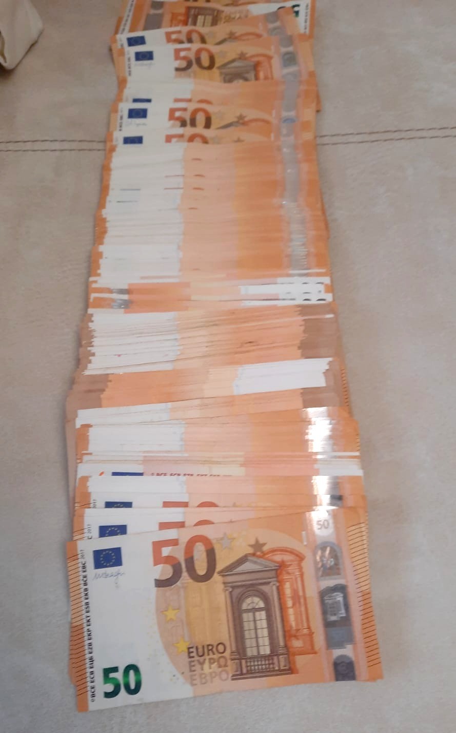 FOTO // Operațiune de amploare în nordul țării. Șase polițiști au fost reținuți, iar peste 100 000 de euro, confiscați