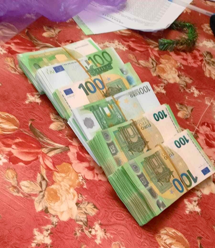 FOTO // Operațiune de amploare în nordul țării. Șase polițiști au fost reținuți, iar peste 100 000 de euro, confiscați