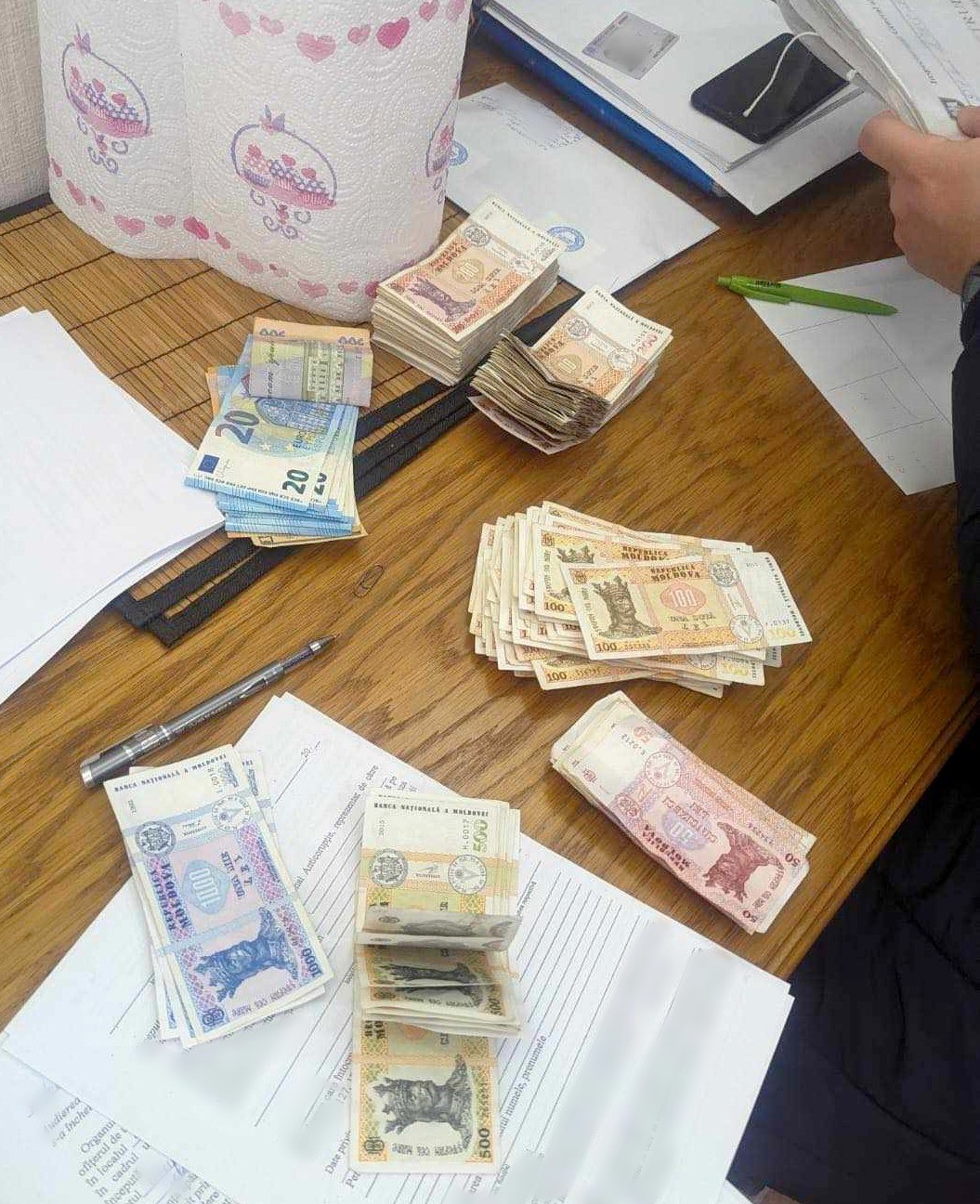 FOTO // Operațiune de amploare în nordul țării. Șase polițiști au fost reținuți, iar peste 100 000 de euro, confiscați