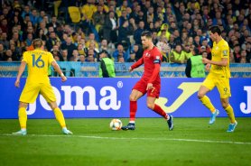 De ce Cristiano Ronaldo poartă numai tricouri cu mâneci lungi
