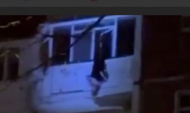 Incident la Ciocana. O femeie atârnă cu capul în jos de la balconul etajului 9 al unui bloc de locuințe