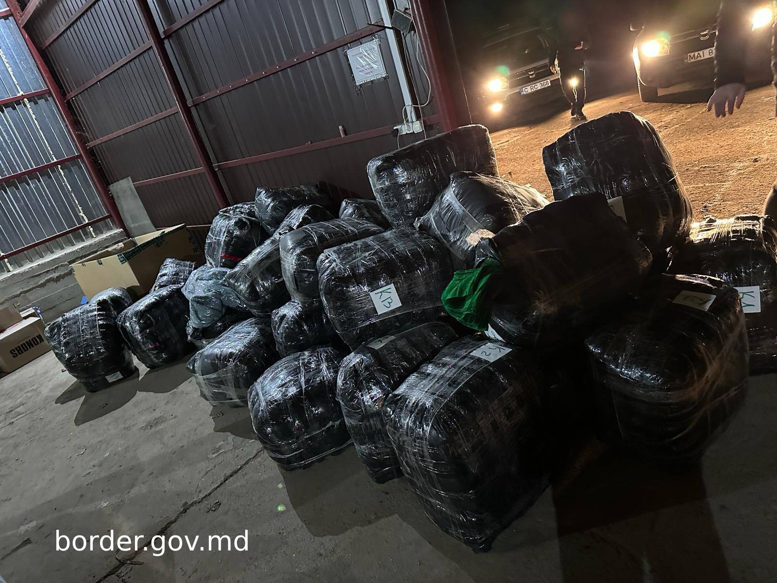 FOTO // Contrabandă de peste 1.000.000 lei, stopată în sudul țării. Trei persoane au fost reținute