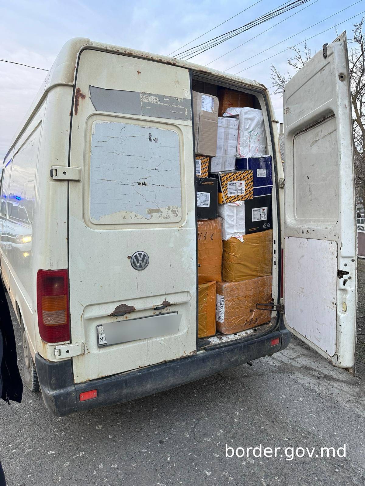FOTO // Contrabandă de peste 1.000.000 lei, stopată în sudul țării. Trei persoane au fost reținute