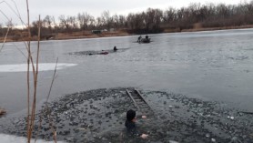 FOTO // La un pas de tragedie. Trei bărbați au fost salvați de la înec