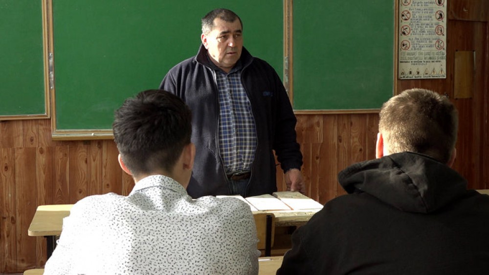 Predă cinci discipline și muncește în construcții. Viața unui profesor de la Dondușeni
