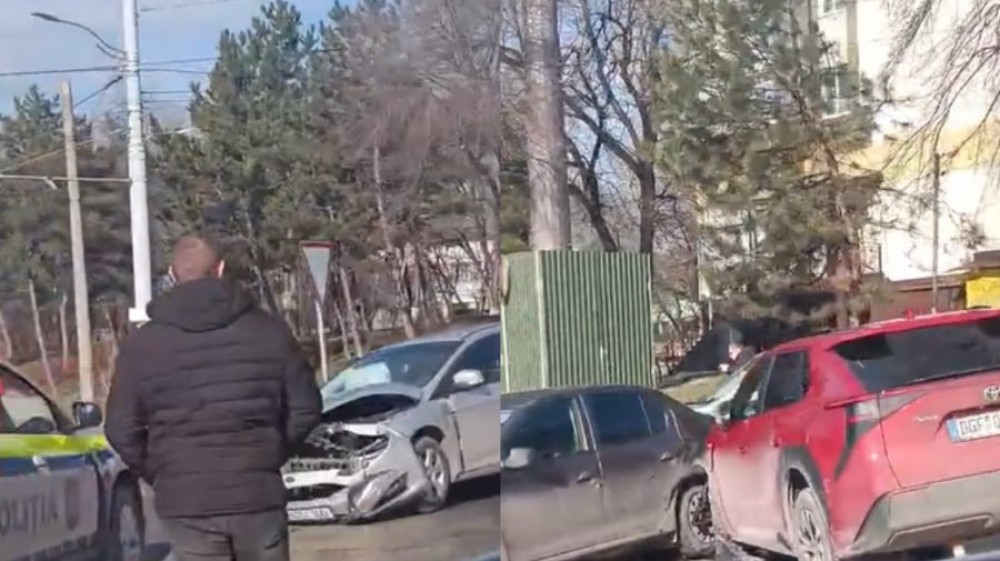 Carambol la un sens giratoriu din capitală. Mai multe mașini avariate