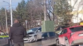 Carambol la un sens giratoriu din capitală. Mai multe mașini avariate