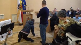 Tânăr cu deficiențe locomotorii, lăsat să se târâie pe josla ședința CMC. Reacția fracțiunii PAS care l-au adus