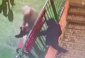 Jaf în plină zi. Un tânăr a prădat o femeie de 66 de ani