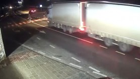 Tragedie evitată în ultimul moment: Trei tineri la un pas de a fi spulberați de un TIR, pe trecerea de pietoni